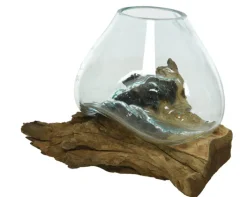 Glasvase auf Holzscheit
