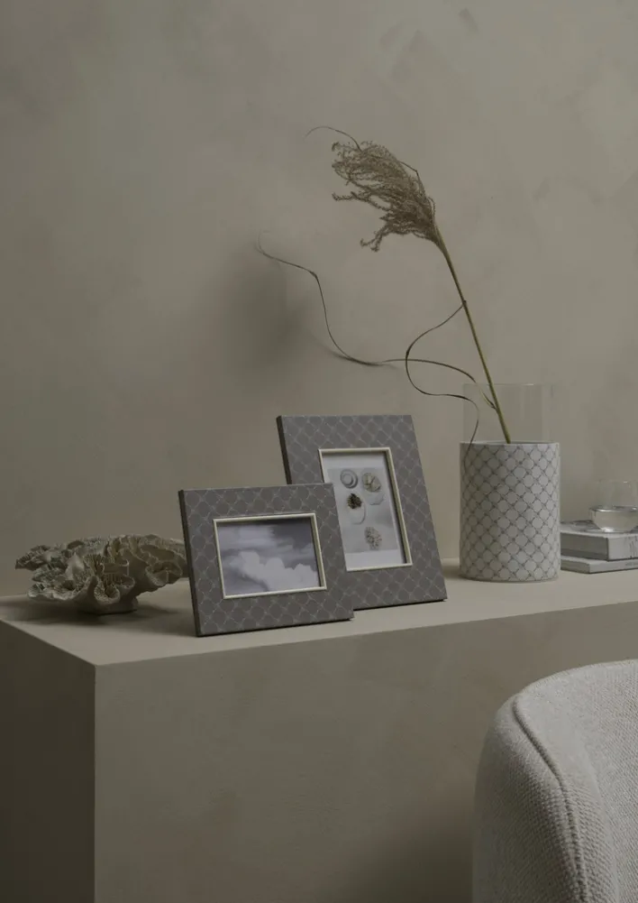 JOOP! Bilderrahmen CORNFLOWER Textil 18 x 22 x 1,5 cm grau-weiß